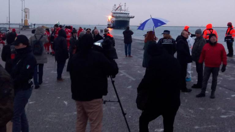 Ravenna, sbarcata la nave dei migranti Geo Barents con 134 persone a bordo: due sono al Pronto Soccorso VIDEO GALLERY