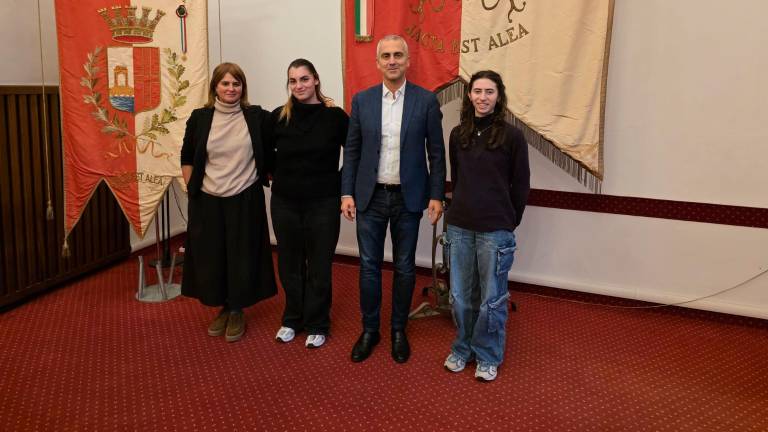 Le studentesse premiate (accompagnate da Claudia Berretta) insieme al sindaco Jamil Sadegholvaad