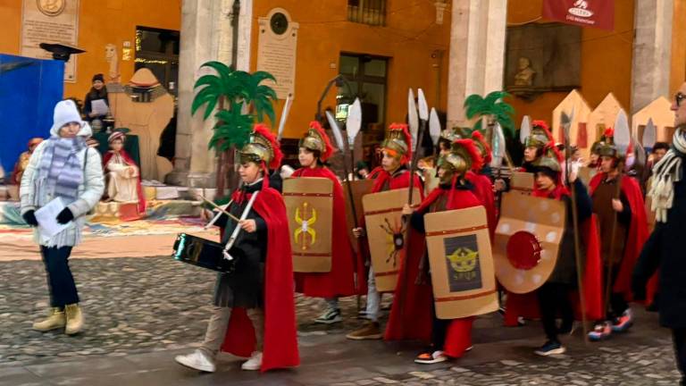 Cesena, le emozioni del presepe vivente del Sacro Cuore scaldano la piazza