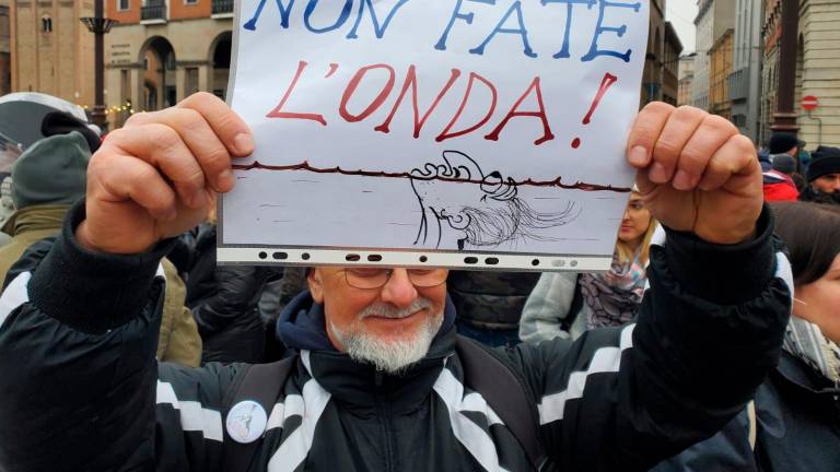 Forlì, dagli alluvionati sotto la pioggia fischi all’arrivo di Meloni e Von Der Leyen: “Rispetto per la Romagna” VIDEO GALLERY