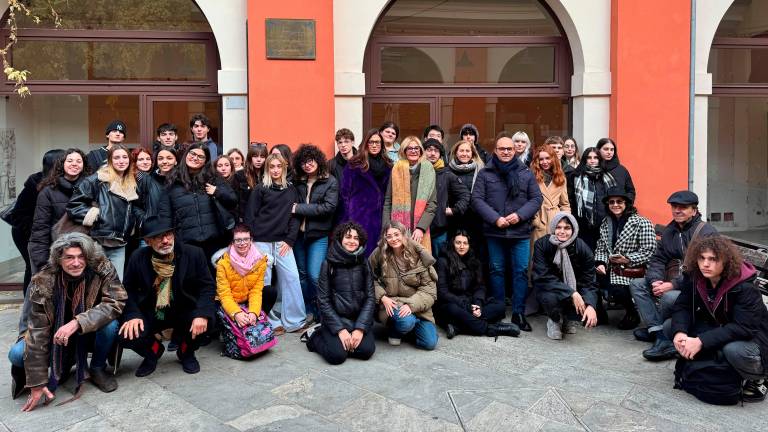 Forlì, la creatività degli studenti del Liceo Artistico per abbellire le vetrine dei negozi sfitti