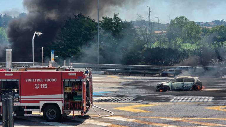 Riccione, incendio in autostrada: autocisterna a fuoco VIDEO