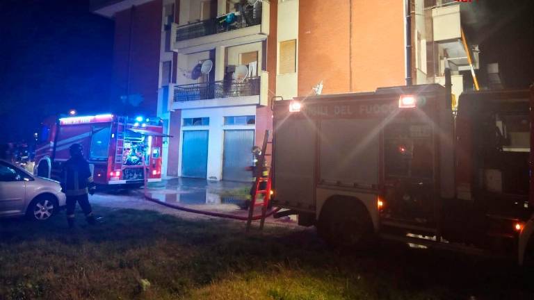 San Mauro Pascoli incendio nella notte in camera da letto, quattro persone all’ospedale, condominio evacuato
