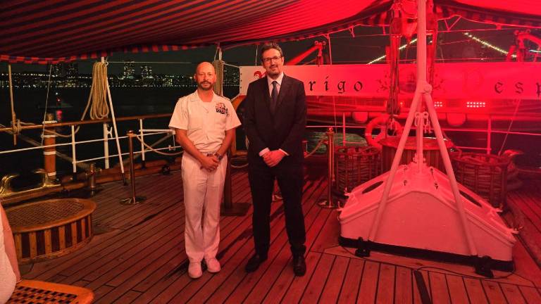 Il sindaco Alessandro Barattoni a bordo dell’Amerigo Vespucci accanto al Capitano di Vascello Nicasio Falica