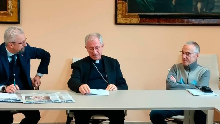 Al centro, il vescovo Caiazzo nell’incontro di oggi con la stampa