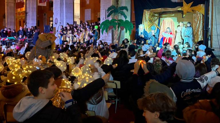 Cesena, le emozioni del presepe vivente del Sacro Cuore scaldano la piazza