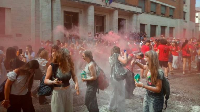 Ravenna, ultimo giorno di scuola e “battaglia” a colpi di farina al Liceo Classico - Gallery