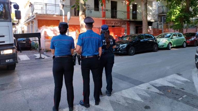 Rimini, reti elettrosaldate negli hotel dismessi per evitare ingressi indesiderati