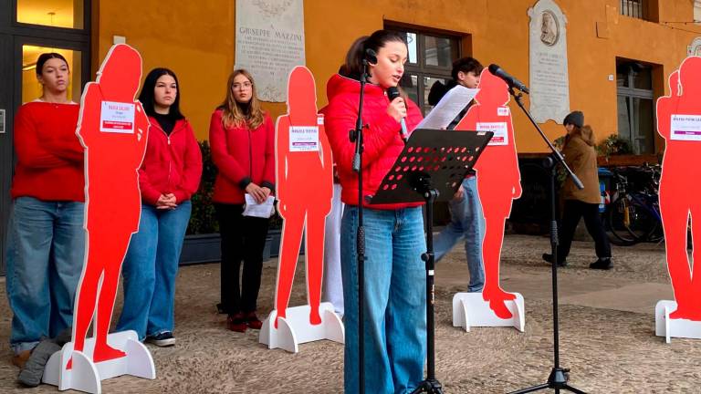 Cesena, “Ora esplode la Voce”: flash mob in piazza contro la violenza sulle donne - VIDEO e GALLERY