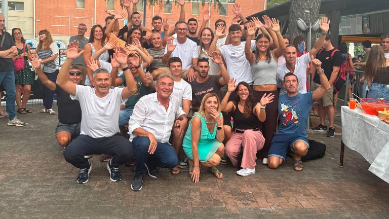 A sinistra Cesare Casella assieme a tutto il gruppo dell’Imolanuoto. A destra il tecnico con il presidente della società imolese., Mirco Piancastelli fotoservizio mmph