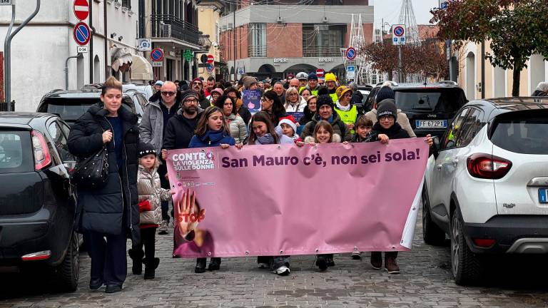 San Mauro Pascoli, in cinquecento alla camminata solidale anti violenza: «Non sei sola»