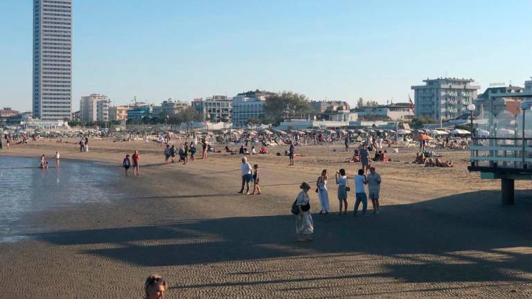 Forlì, al mare mentre doveva assistere la mamma malata: licenziata ma il giudice la reintegra