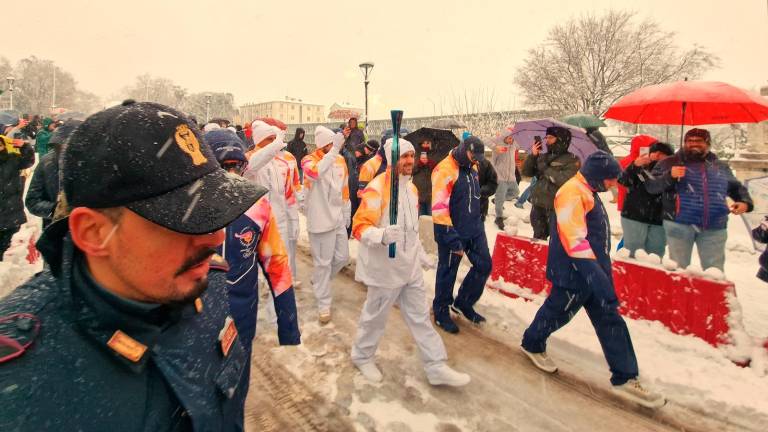 Faenza, la Torcia Olimpica sfida la neve: folla in festa per la staffetta