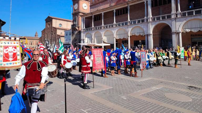 La parata degli sbandieratori over 40 a Faenza