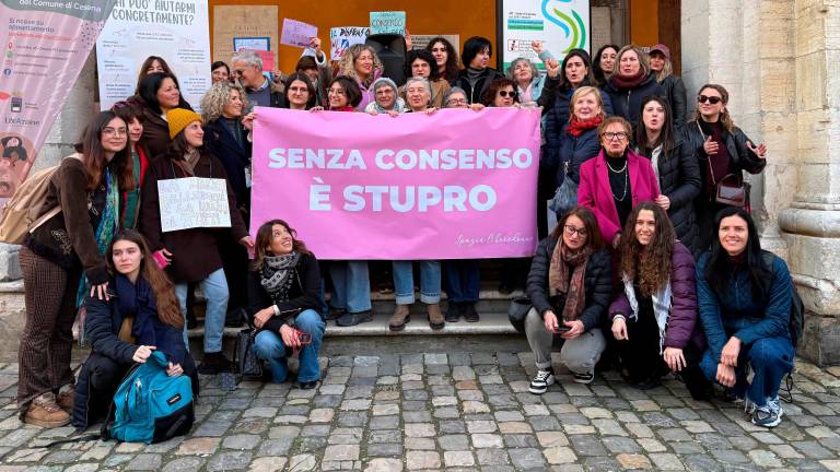 Cesena, “Senza consenso è stupro”: presidio in Piazza del Popolo VIDEO