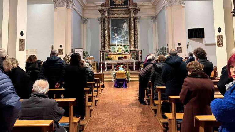 Cesena, fumogeni dietro la curva Mare in omaggio a Giulio Benedetti VIDEO GALLERY