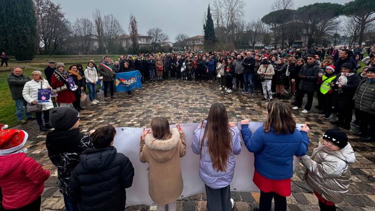 San Mauro Pascoli, in cinquecento alla camminata solidale anti violenza: «Non sei sola»