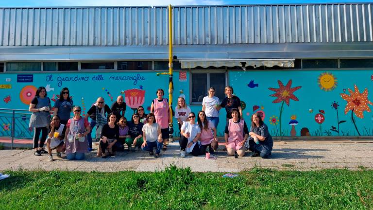 Cesena, alle Vigne un murale per la scuola grazie a genitori e insegnanti al fianco dell’artista Roberta Galassini