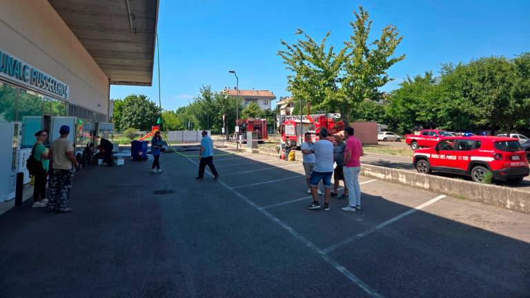 Forlì, incendio a Bussecchio: evacuate farmacia e supermercato