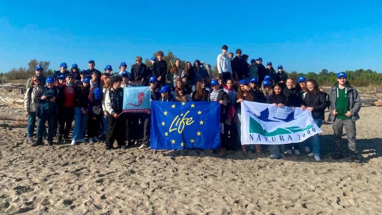 Ravenna, “bioblitz” degli studenti alla foce del Bevano: catalogano specie e rifiuti spiaggiati