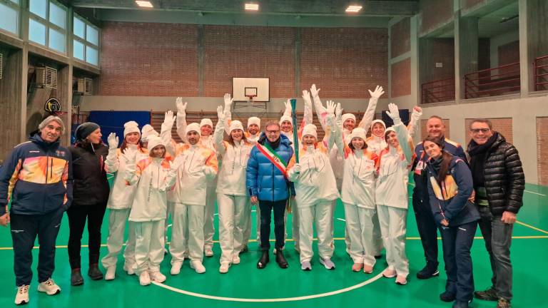 Faenza, la Torcia Olimpica sfida la neve: folla in festa per la staffetta