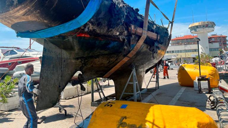 Recuperate tutte e quattro le barche affondate dopo il rogo al porto di Cervia