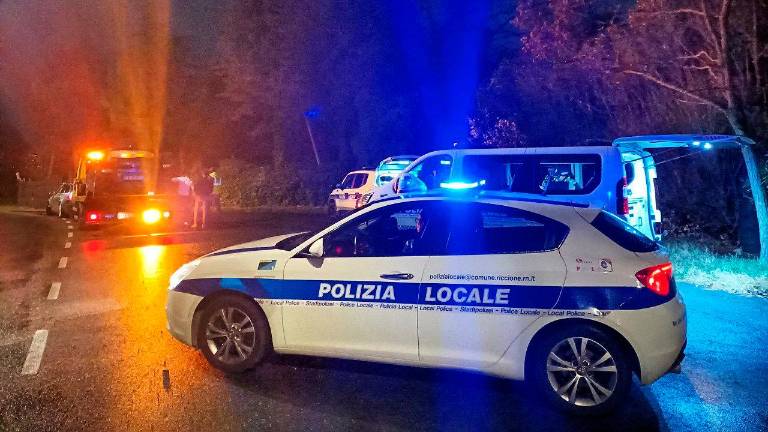Riccione, prima mostra una patente di New York, poi ne tira fuori un’altra inglese, ma sono entrambe false e viene denunciato