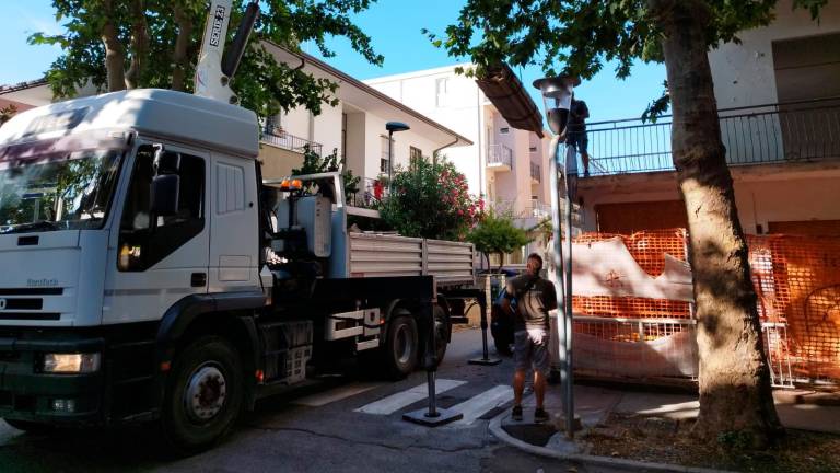 Rimini, reti elettrosaldate negli hotel dismessi per evitare ingressi indesiderati
