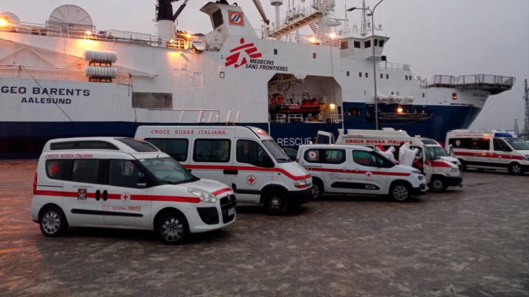 Ravenna, sbarcata la nave dei migranti Geo Barents con 134 persone a bordo: due sono al Pronto Soccorso VIDEO GALLERY