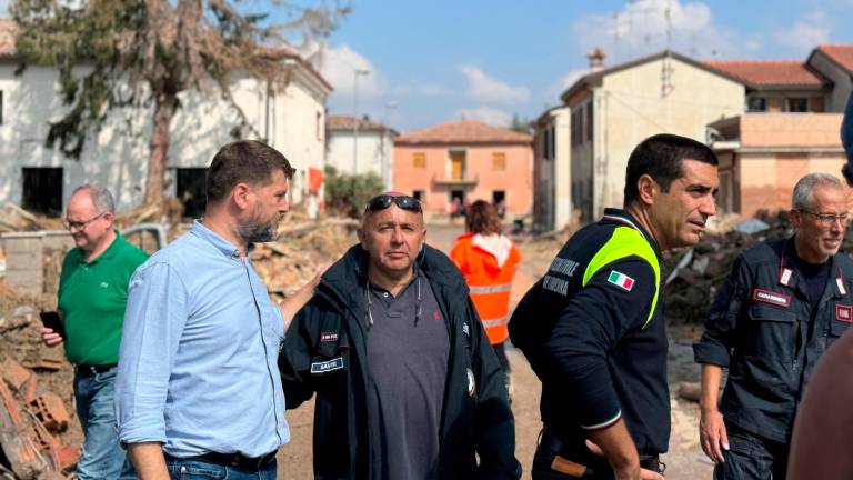 Il sindaco Giacomoni e il presidente della Regione De Pascale durante un sopralluogo a Traversara dopo un evento alluvionale (Fiorentini)