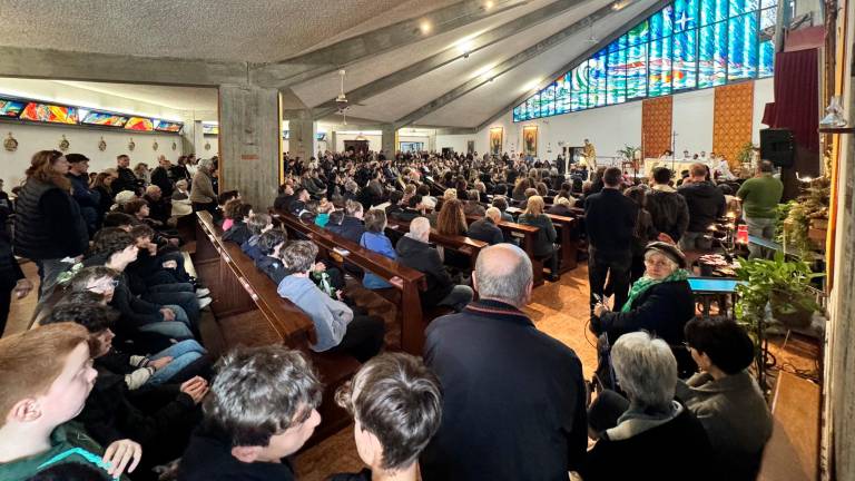 Cesena, folla commossa per il funerale di Mathias Tonti. Il padre: «Era il mio piccolo Ayrton Senna» - VIDEO
