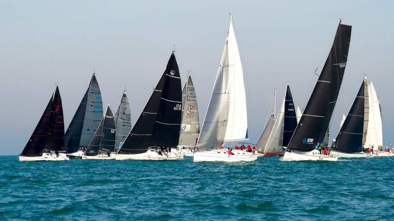 Marina di Ravenna, Campionato d’Inverno, barche impegnate nelle fasi della partenza