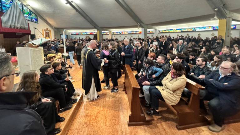 Cesena, folla commossa per il funerale di Mathias Tonti. Il padre: «Era il mio piccolo Ayrton Senna» - VIDEO