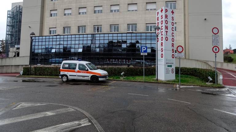 L’ingresso del pronto soccorso dell’ospedale di Imola, uno dei reparti più a rischio aggressione (foto mmph)
