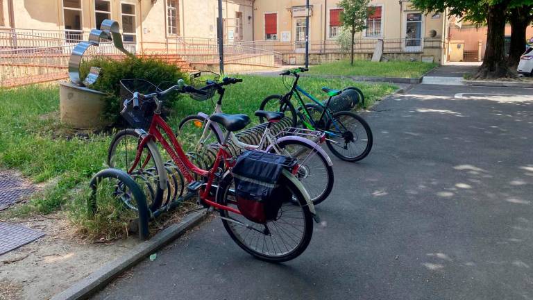 Le bici posteggiate fuori dalla sede di Quartiere in via Serraglio