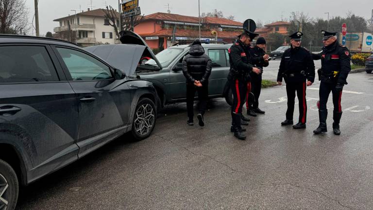 Savignano, incidente: malore alla guida, rischia di travolgere una passante e si schianta contro le auto parcheggiate VIDEO GALLERY