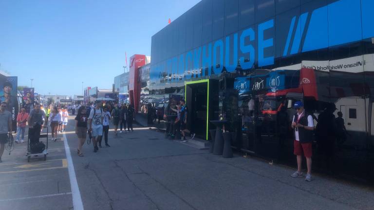 MotoGp a Misano, subito un bel colpo d’occhio per le prove, sala stampa affollata da inviati da tutto il mondo - VIDEO GALLERY