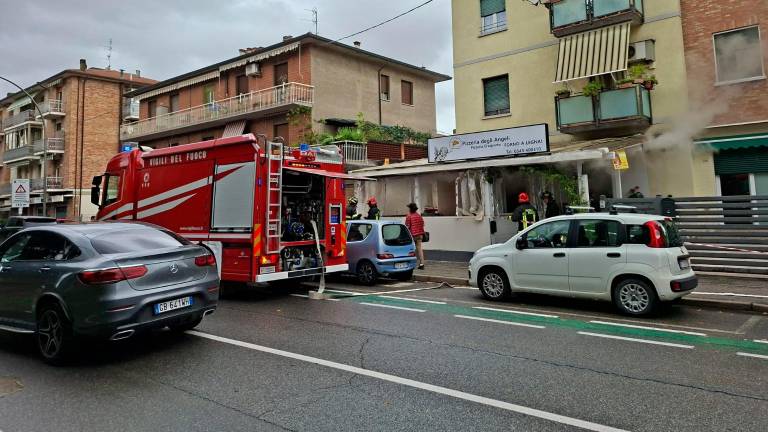 Forlì, incendio in una pizzeria: danni ma nessun intossicato FOTOGALLERY