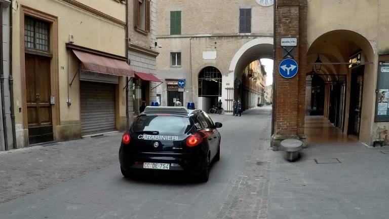 Truffa dell’incidente del figlio a una donna di 56 anni: i carabinieri di Imola recuperano oltre 20mila euro
