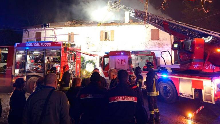 Santa Sofia, violento incendio nella notte al tetto: casa semidistrutta