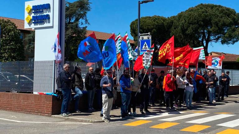 Il presidio davanti alla sede dell’azienda