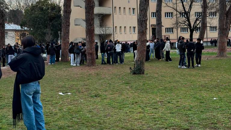 L’istituto Blaise Pascal di Cesena con gli studenti fuori da scuola