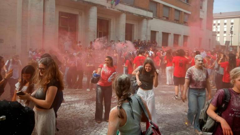 Ravenna, ultimo giorno di scuola e “battaglia” a colpi di farina al Liceo Classico - Gallery
