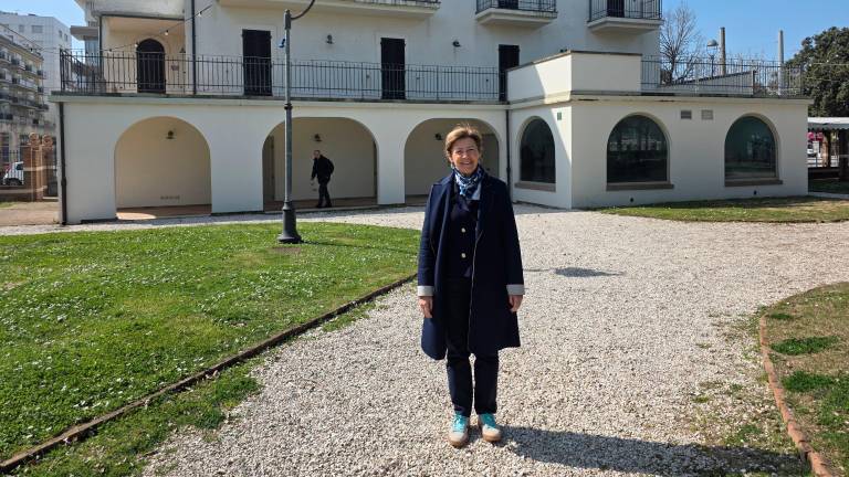 La sindaca Angelini davanti a Villa Mussolini