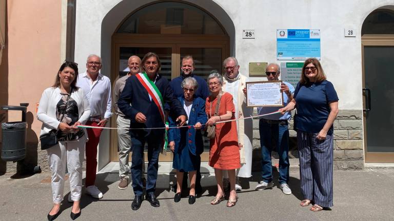 Il taglio del nastro alla nuova struttura sanitaria territoriale
