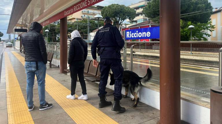 Droga sul metromare e alle stazioni, i controlli della Polizia locale di Riccione