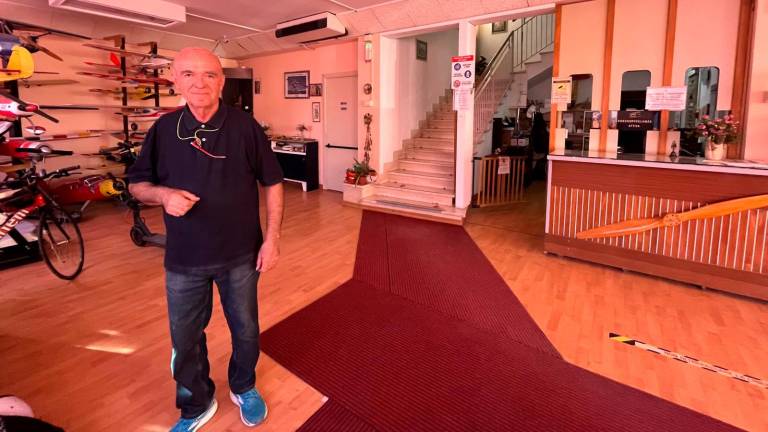 Aldo Giubergia, titolare dell’hotel Marano, che adesso ospita persone in difficoltà