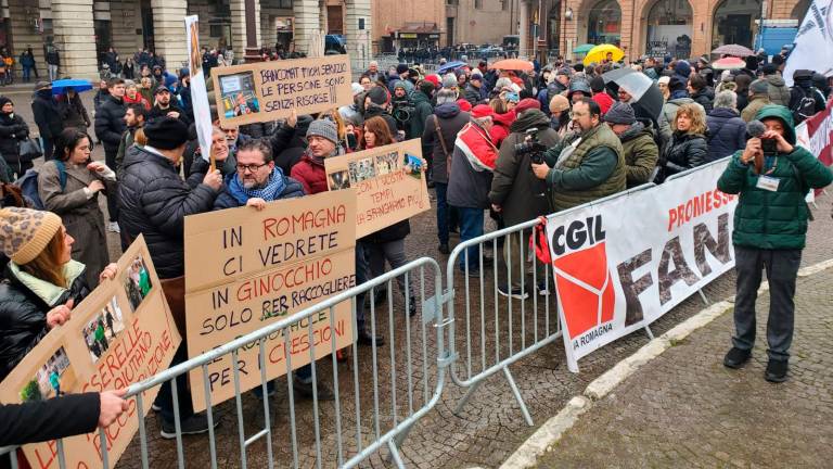 Forlì, dagli alluvionati sotto la pioggia fischi all’arrivo di Meloni e Von Der Leyen: “Rispetto per la Romagna” VIDEO GALLERY