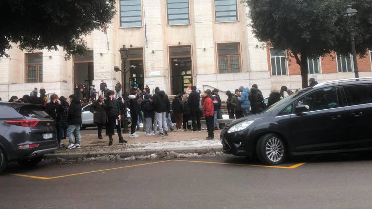 Studenti davanti al Marconi di Forlì questa mattina
