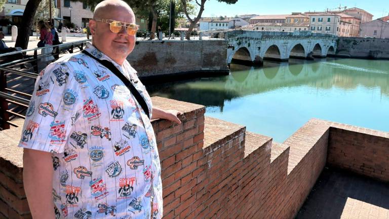 Il cuoco Achim Müller davanti al Ponte di Tiberio